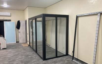 Вітрина холодильник для квітів зі скляними дверима фото 2