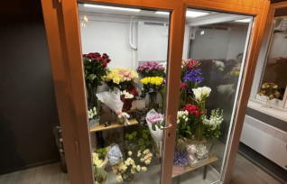 Холодильна камера для квітів зі скляними дверима