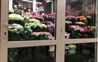 Установка холодильного оборудования для хранения цветов.