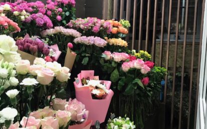 Встановлення холодильного обладнання для зберігання квітів.