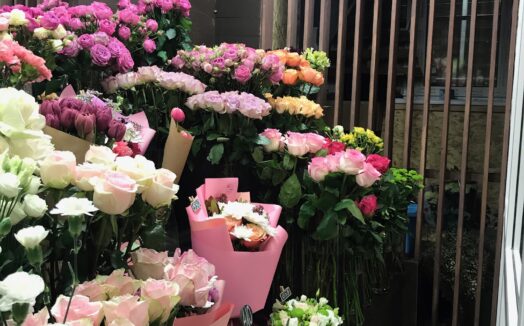 Установка холодильного оборудования для хранения цветов.