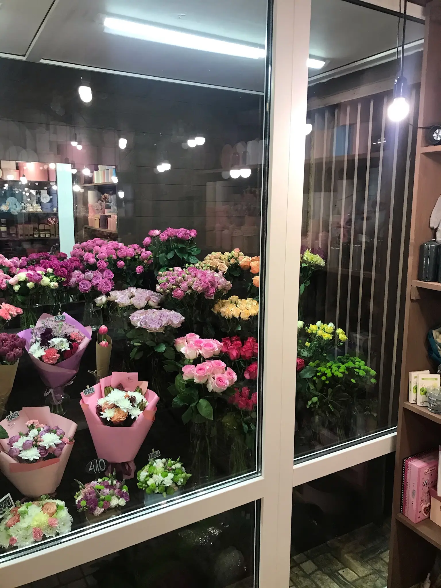 холодильна камера вітрина для квітів з міні складом