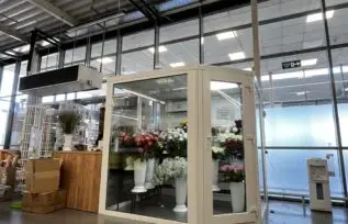 Холодильна камера для квітів панорамна в торговому центрі