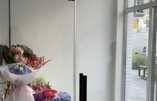 холодильна камера для квітів з безрамочним скляним фасадом