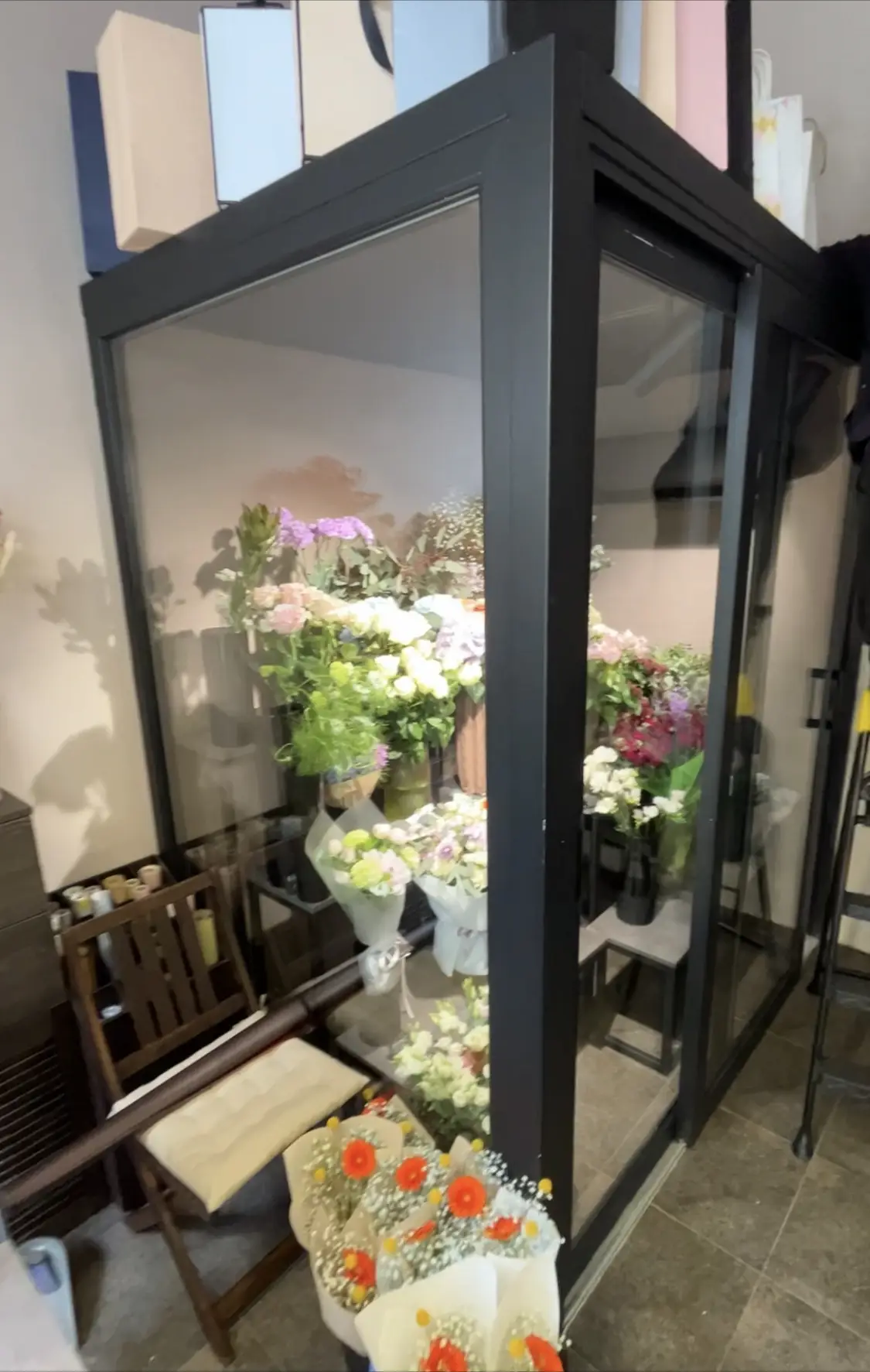 чорна холодильна камера для квітів з розсувними дверима