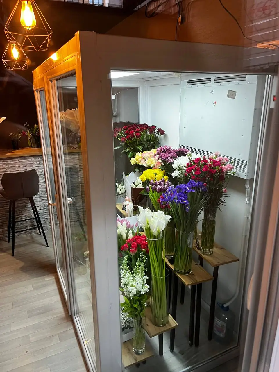 невелика холодильна камера для квітів у квітковому магазині