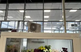 Холодильна камера для квітів у ТРЦ з панорамним склінням