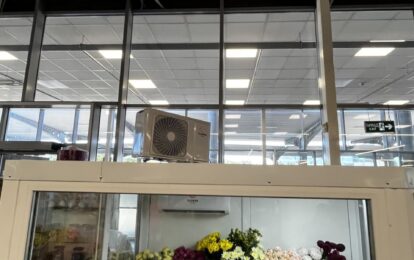 Холодильна камера для квітів у ТРЦ з панорамним склінням