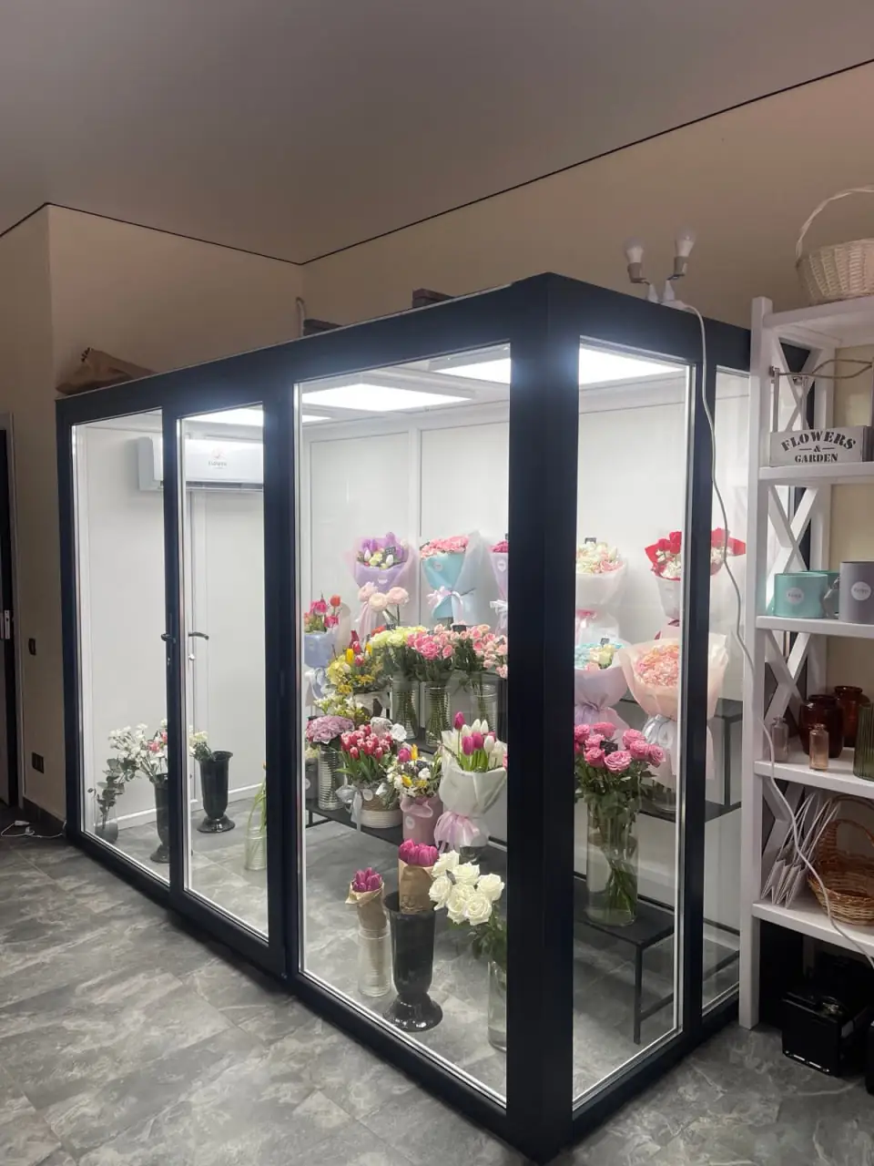 Холодильна камера для квітів з панорамним склом графіт