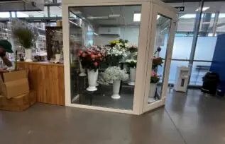 Острівна холодильна камера для квітів у ТРЦ Metro