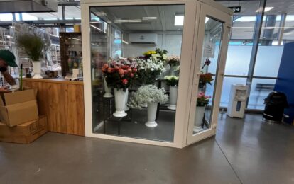 Острівна холодильна камера для квітів у ТРЦ Metro