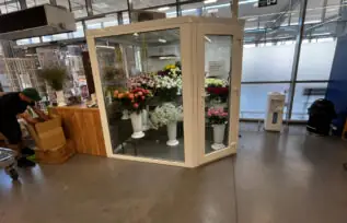 Холодильна камера для квітів у ТРЦ Metro (острівний магазин)