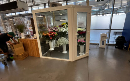 Холодильна камера для квітів острівного типу в торговому центрі