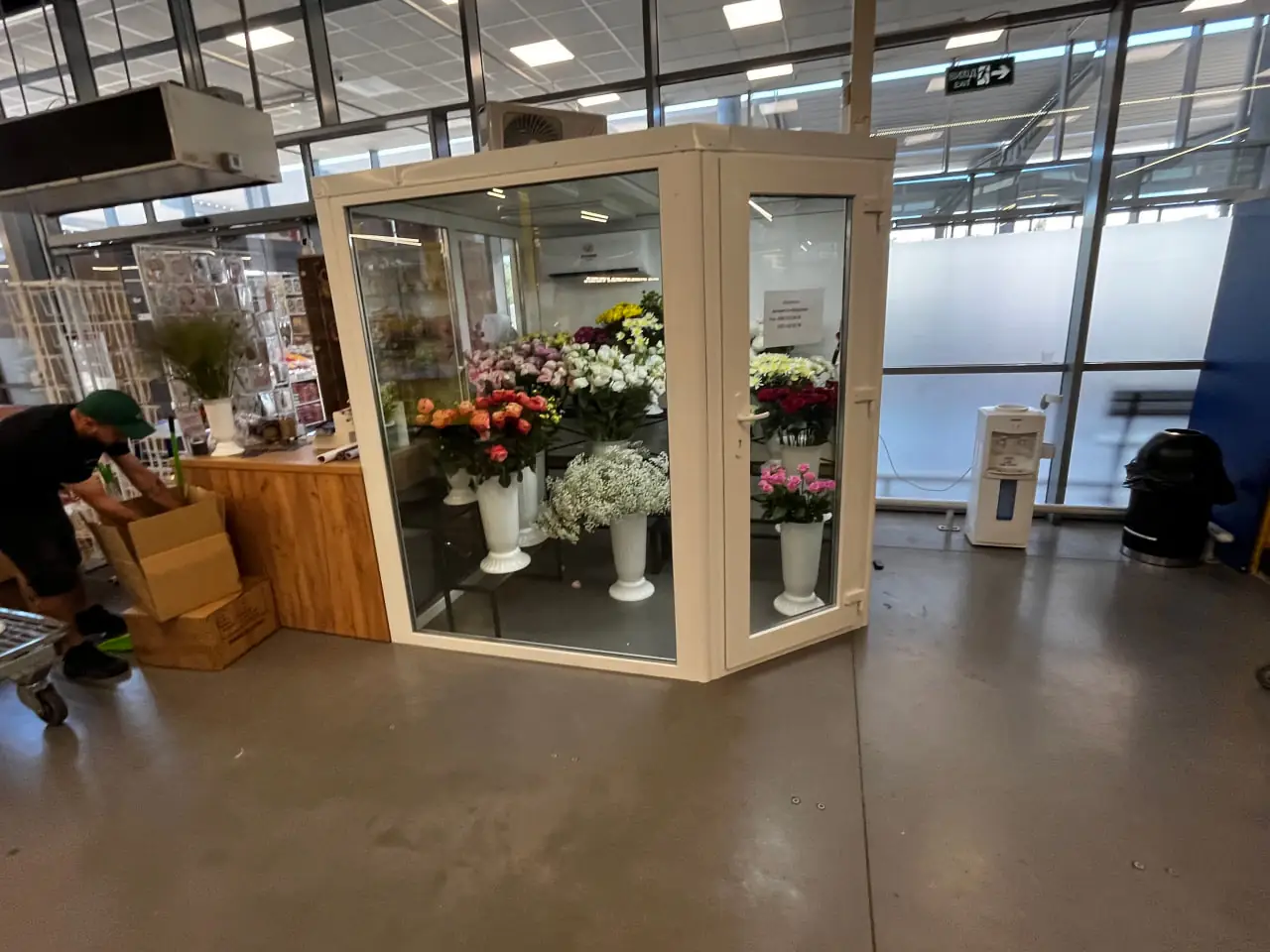 Холодильна камера для квітів острівного типу в торговому центрі