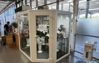Холодильна вітрина для квітів острівного типу в ТРЦ