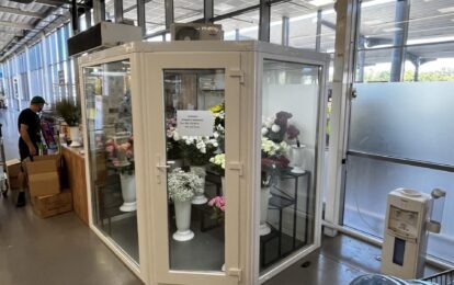 Холодильна вітрина для квітів острівного типу в ТРЦ