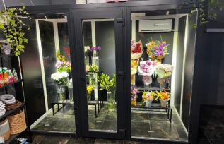 Квіти у холодильній камері для квітів у студії Київ