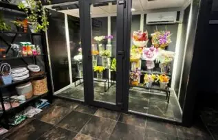 Скляна вітрина для квітів з підсвічуванням у флористичній студії Київ