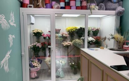 квіткова холодильна камера у квітковій майстерні