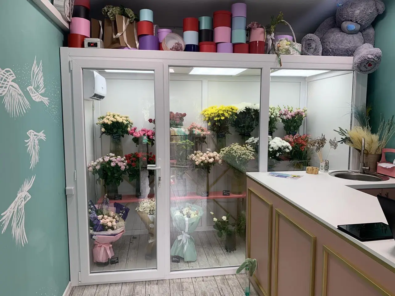 квіткова холодильна камера у квітковій майстерні