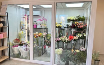 Вітрина холодильник для квітів зі скляними дверима фото 4