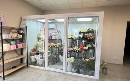 Вітрина холодильник для квітів зі скляними дверима під ключ