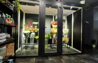 Скляні двері холодильної камери для квітів у флористичній студії