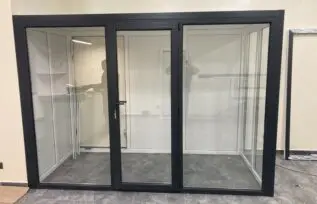 Холодильна камера для квітів з скляними дверима