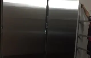 купити в Києві Холодильник для хранения шуб в шубной комнате.