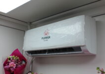 установленный кондиционер Flower Clima рядом с цветочными композициями в магазине