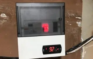 Установка холодильного оборудования для хранения цветов.