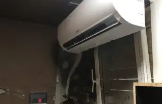 Установка холодильного оборудования для хранения цветов.