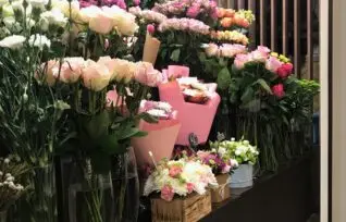 Установка холодильного оборудования для хранения цветов.