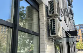 Зовнішній блок кондиціонера для квіткової холодильної камери на фасаді будинку, ЖК Файна Таун, Київ