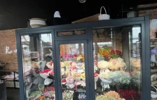 вітрина холодильної камери з букетами у квітковому магазині